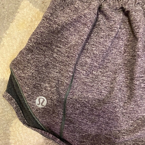 Lululemon Hotty Hot 2.5 Lowrise shorts in Heather Lux/Heathered Black - Picture 3 of 3